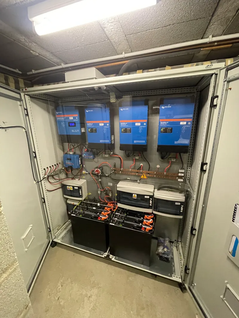 photovoltaique panneaux solaires batteries stockage dans armoire 10kwh montbrison